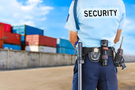 Personal de seguridad saludando y controlando acceso vehicular