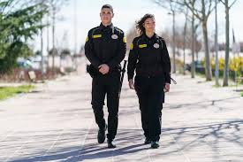 Guardia equipado con lámpara, radio y bastón